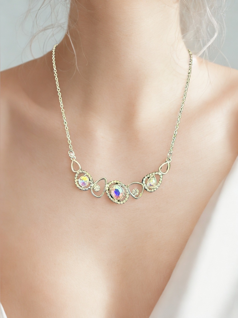 🩶Dainty Multi-Iridescent Rhinestone Silver-Tone Necklace/NWOT🩶